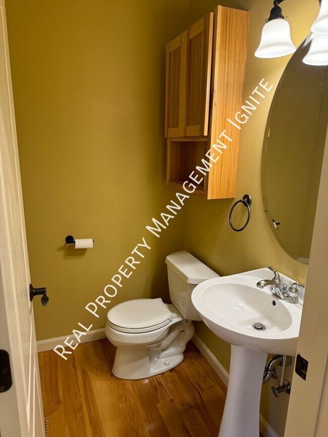 Foto del edificio - Immaculate Westside Home in the Pine Trees