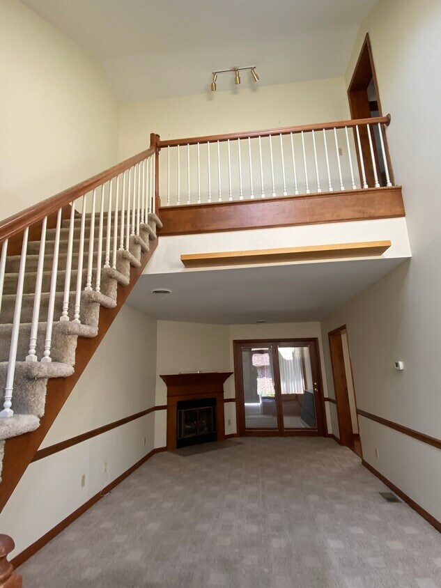 Primary Photo - 350 Peppercorn Square