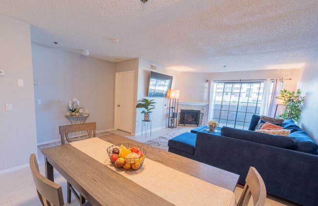Foto del edificio - Beautiful Renovated 2 Bedroom Condo with Laundry Hookups, Private Patio, Secured Parking, Hardwoo...