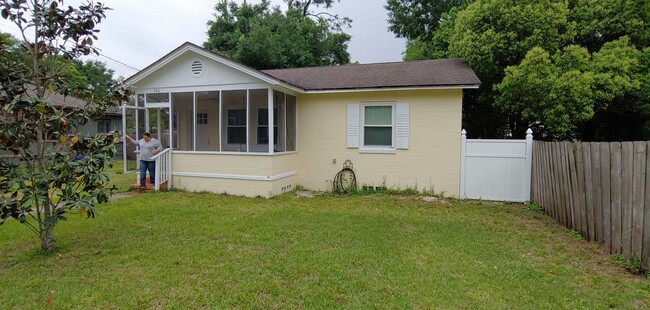 Building Photo - Cute 2 bedroom 1 bath single home