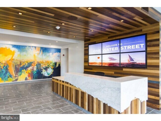 Foto del edificio - 235 N Christopher Columbus Blvd