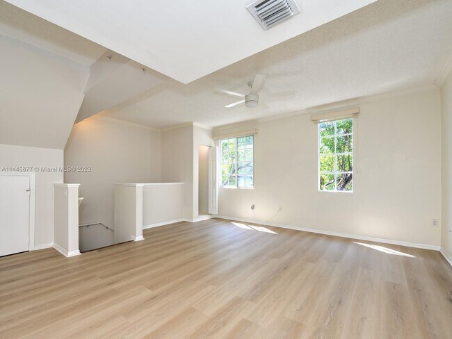 Foto del edificio - 2821 NE 185th St #404