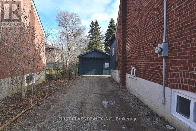 Building Photo - 319 Senlac Rd