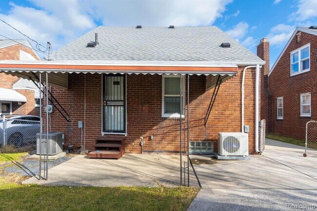 Building Photo - 20923 Redmond Ave
