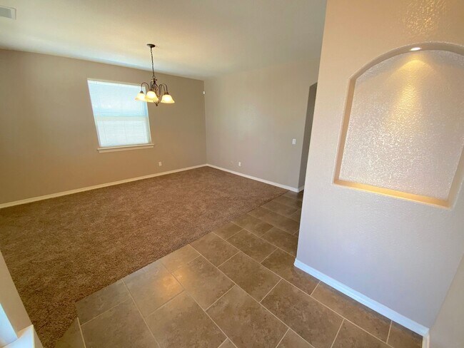 Foto del edificio - East El Paso LARGE 4bed/2.5bath Refrig A/C!