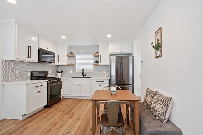 Comedor y cocina - 528 Sunrise St