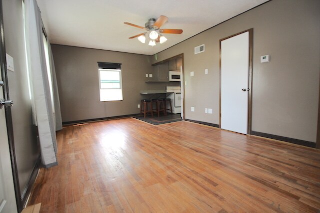 Foto del edificio - 5925 Logan Ave