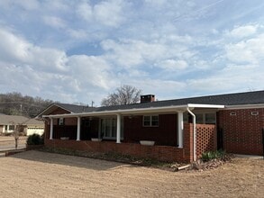 Building Photo - 7600 Quail Dr SW
