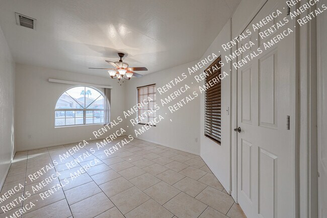 Foto del edificio - MOVE IN READY 4 BEDROOM IN MONTEREY POINT