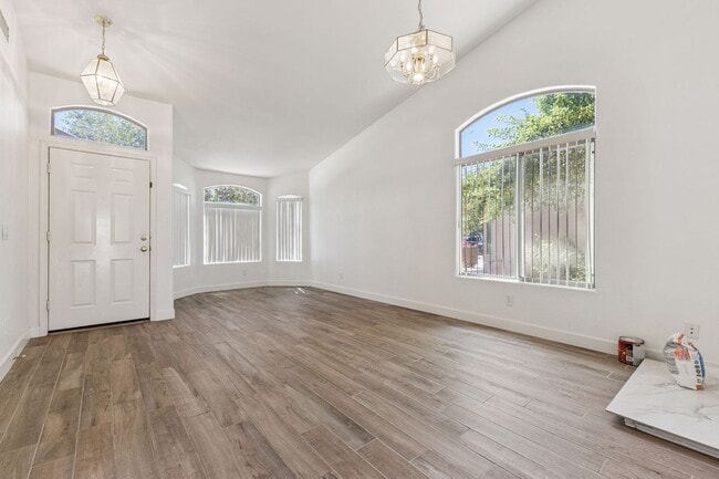 Foto del edificio - Spacious 2 Story 4 Bedroom 2.5 Bath Home L...