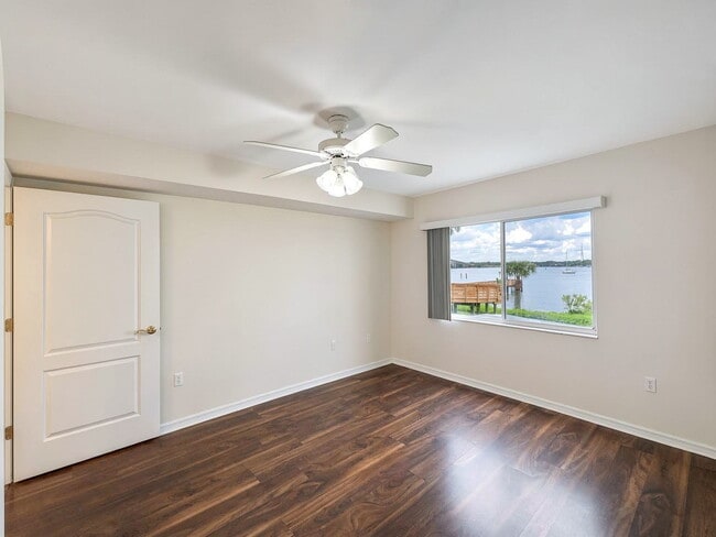 Photo - Beautiful 2 bedroom/2 bathroom on the river Apartment