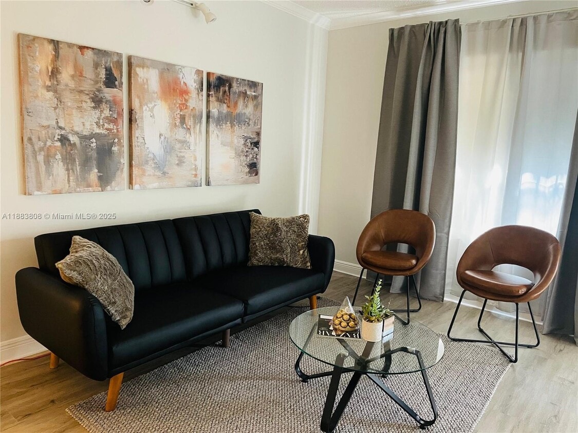 Foto principal - 8420 Byron Ave