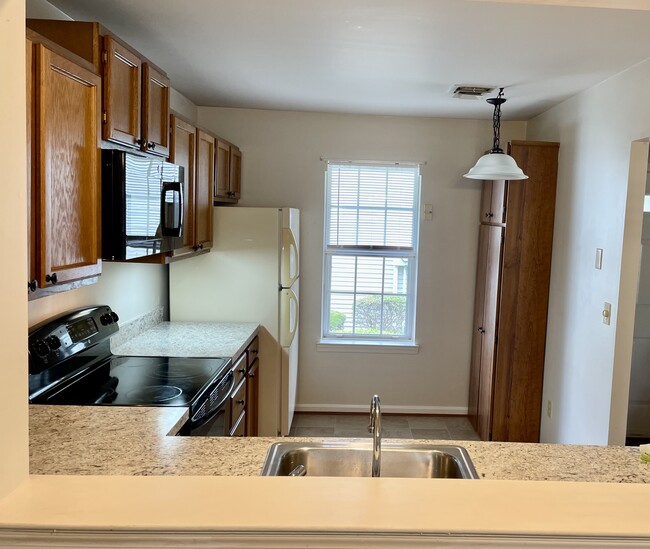 Kitchen - 1002 Cambridge Ct