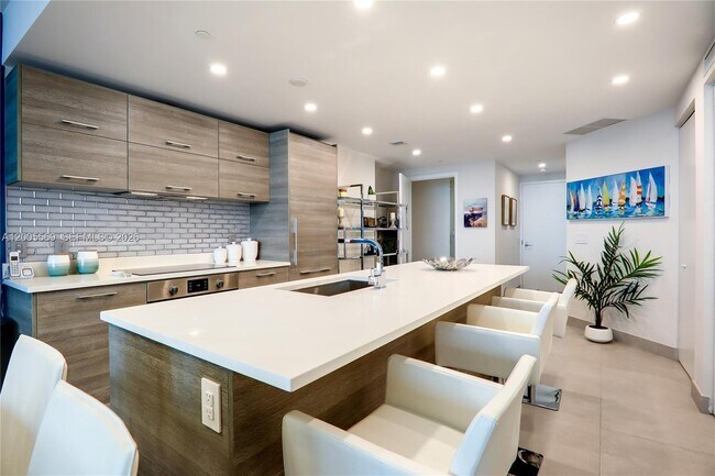 Foto del edificio - 650 NE 32nd St