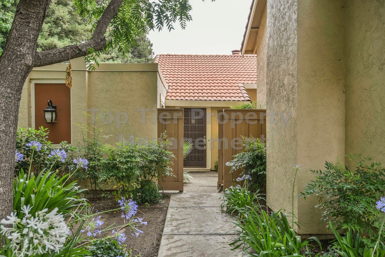 Foto principal - Beautiful 2 Bd/2 Ba/1217 sqft townhouse in...