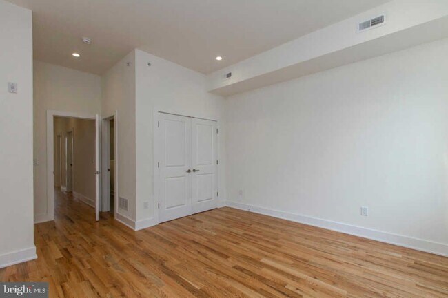 Building Photo - 976 N Marshall St