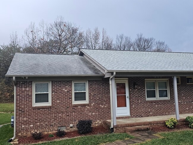 Building Photo - 105 Meredith Dr