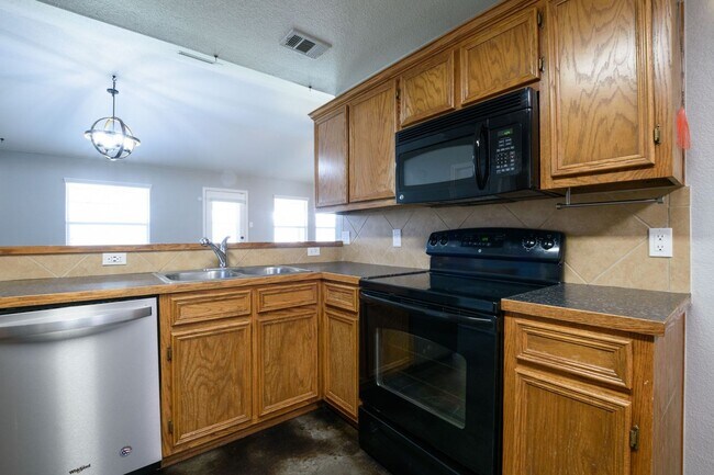 Foto del edificio - NEW IN MANAGEMENT - AVAILABLE NOW!