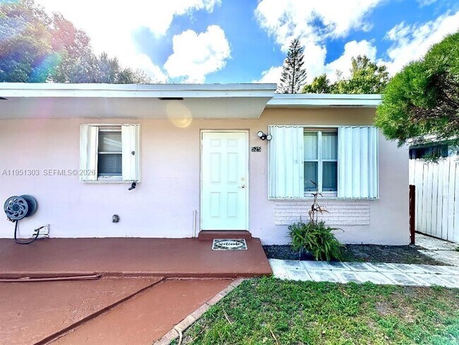 Foto del edificio - 525 NW 15th Terrace