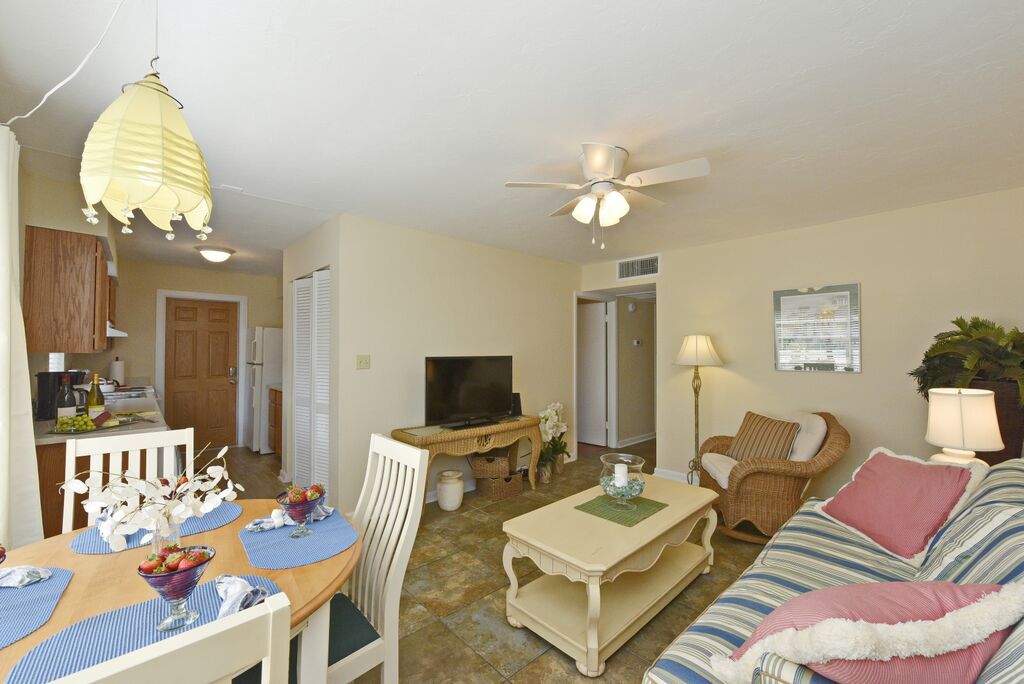 Living Room - 422 Julia Pl