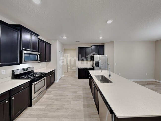 Building Photo - 37 Trumpco Dr