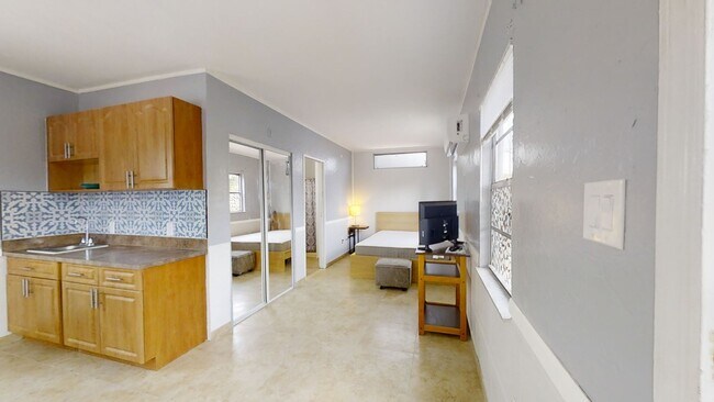 Foto del edificio - 6375 19th Ave N Duplex