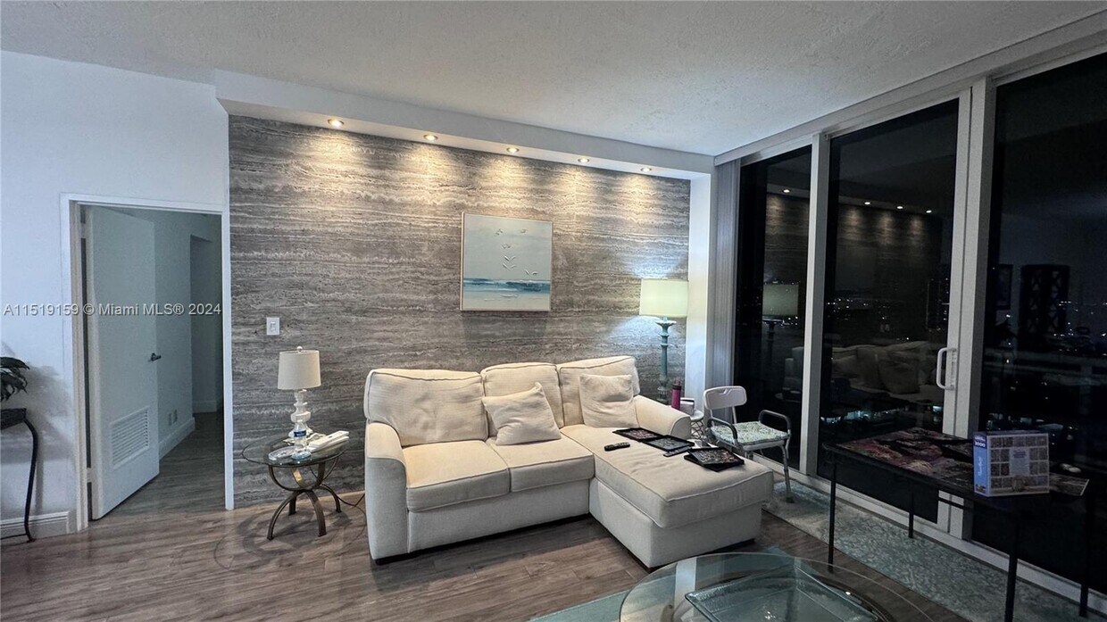 Primary Photo - 3000 S Ocean Dr
