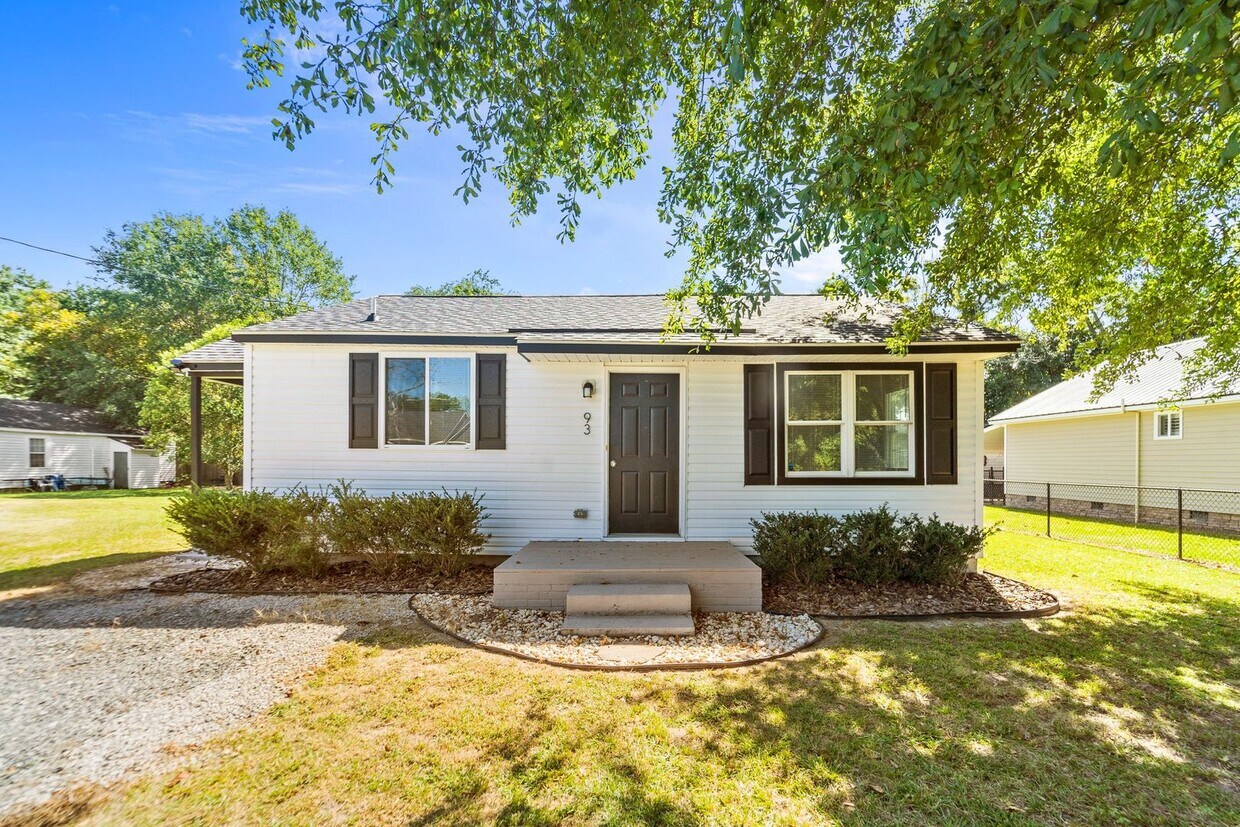 Primary Photo - Updated 2 Bed 1 Bath in Coats - Pet Friendly!