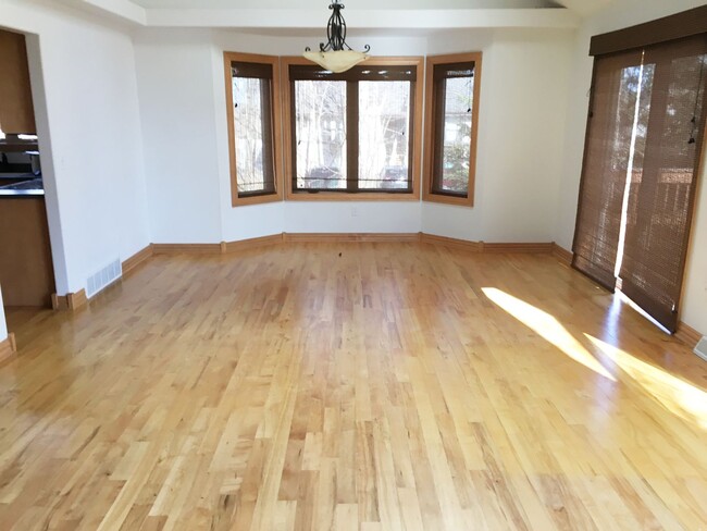 Building Photo - Executive 3-Bedroom (plus bonus room) 3 1/...