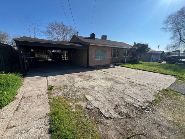 Building Photo - Oroville-3 bedroom 1 bath, 60's charmer, s...