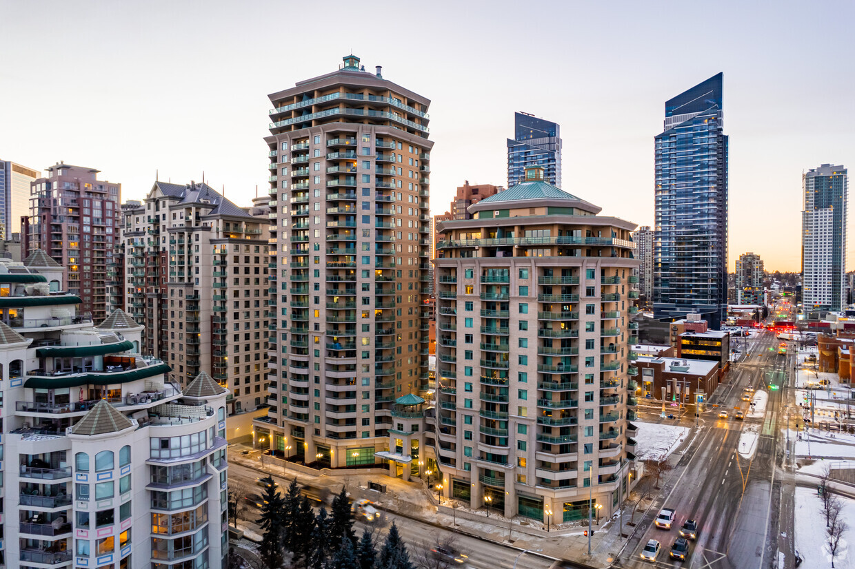 Primary Photo - Discovery West Tower