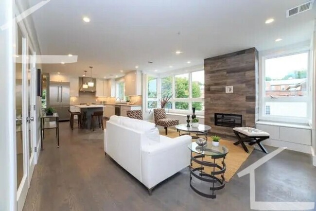 Foto del edificio - HOT BROOKLINE LISTING!!!!!