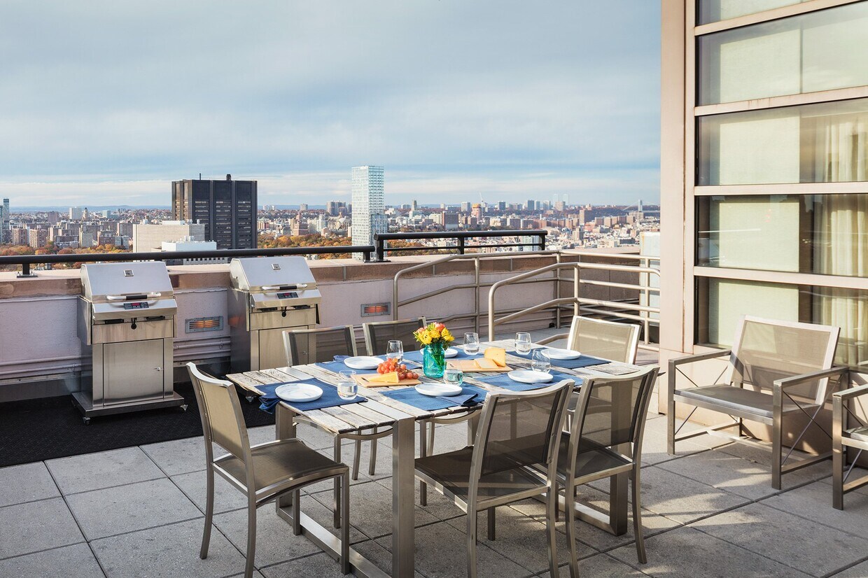 Foto principal - 215 E 96th St