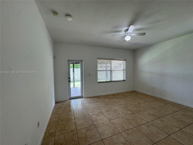 Foto del edificio - 2356 NE 3rd Ct