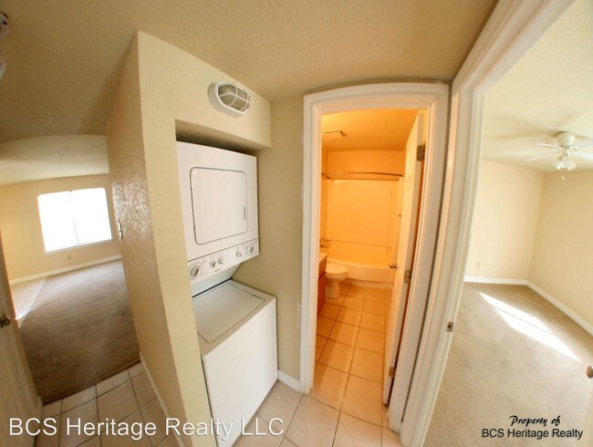 Building Photo - 802 Oran Cir