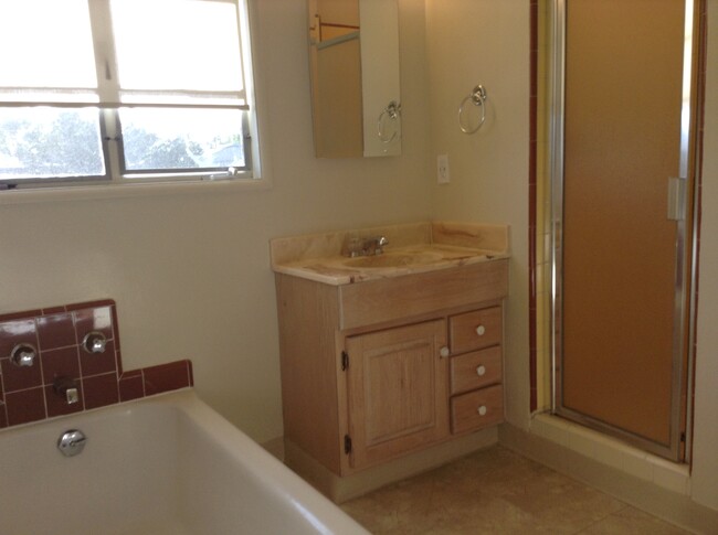 Foto del edificio - 5854 Woodman Ave