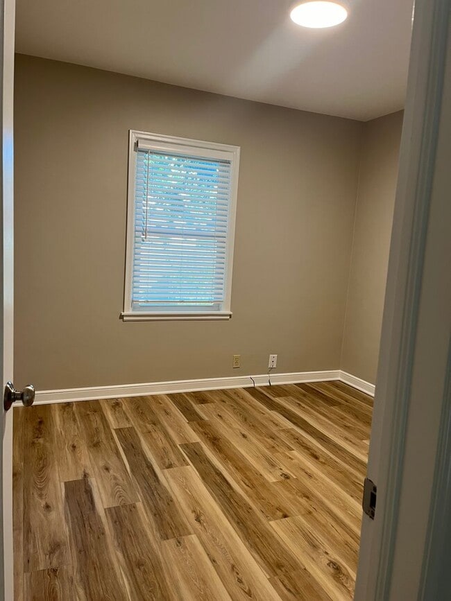 Building Photo - Renovated 5 Bedroom house in Saint Paul