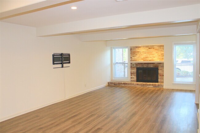 Building Photo - 2448 Country Club Dr