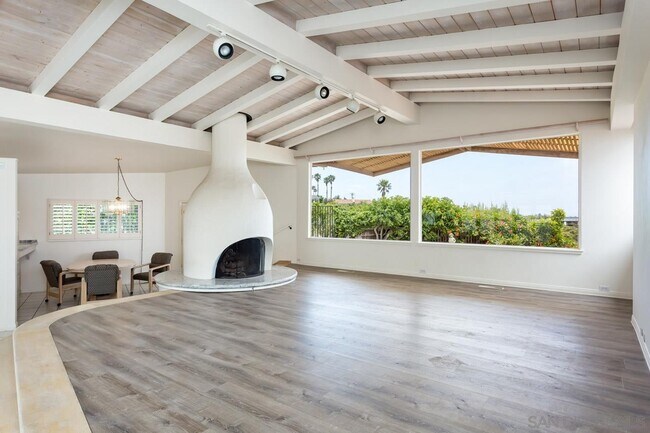 Foto del edificio - 1145 La Jolla Rancho Rd