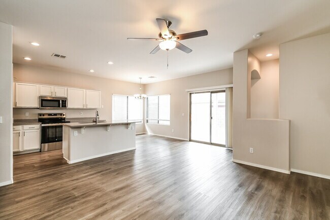 Building Photo - 1060 S Amandes