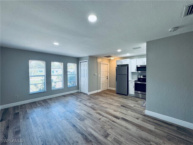 Building Photo - 2210 Marilyn Ln