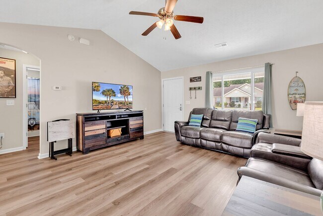 Foto del edificio - Beautiful 3bd/3ba WITH fenced in yard! UNFURNISHED!