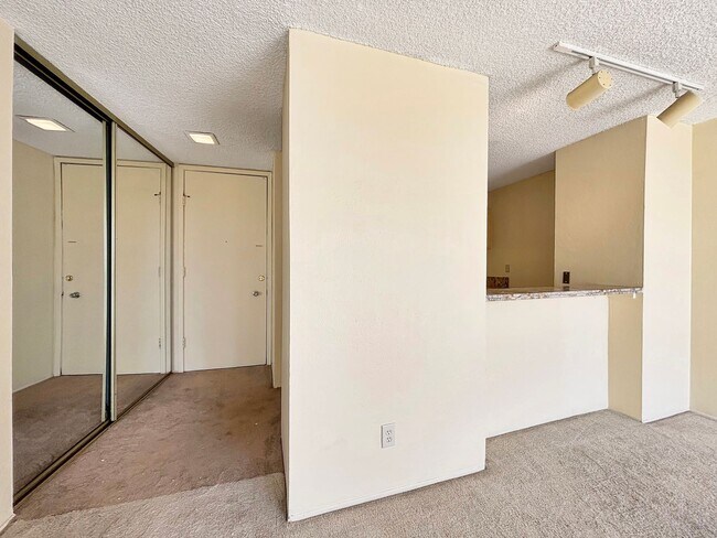 Building Photo - 1BD/1BA Condo in Point Loma Heights w/ Res...
