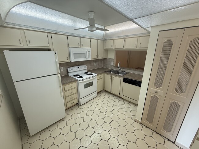 Foto del edificio - 6075 N Sabal Palm Blvd