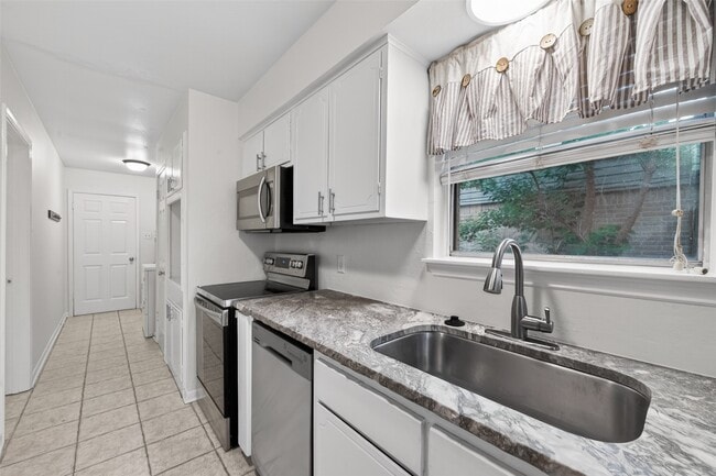 Building Photo - 12818 Westella Dr