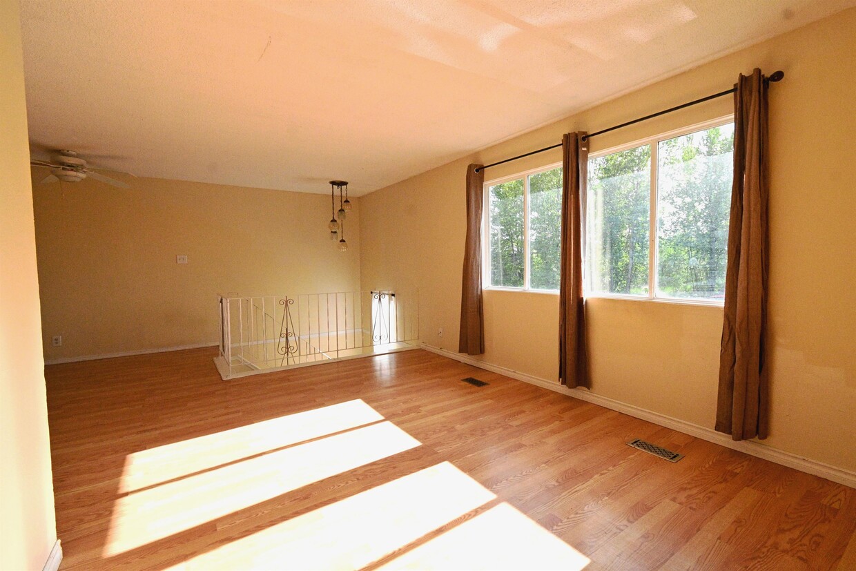 Primary Photo - 2424 Oak St