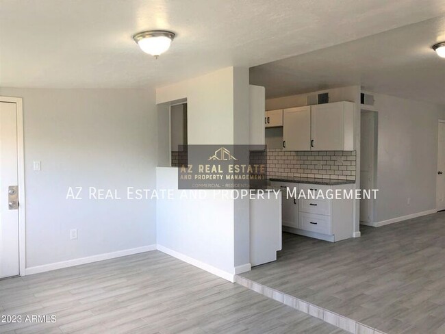 Building Photo - 1526 W North Ln