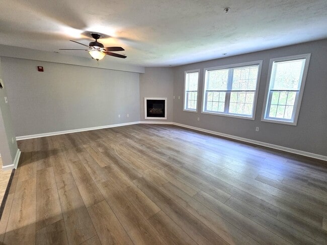 Building Photo - 70 Oak St Ext