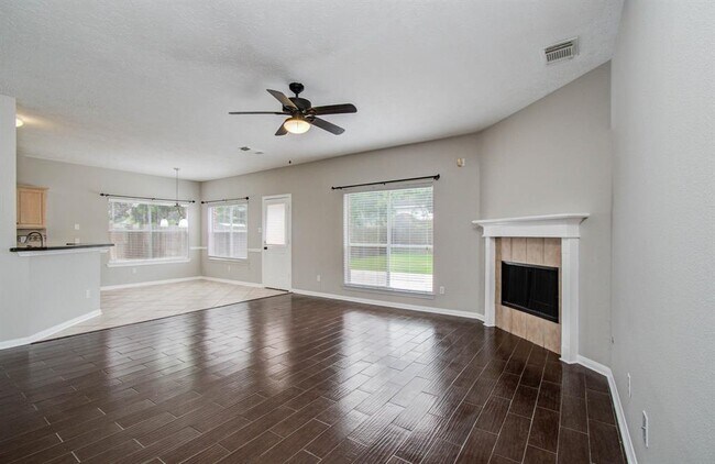 Building Photo - 911 E Hampton Dr