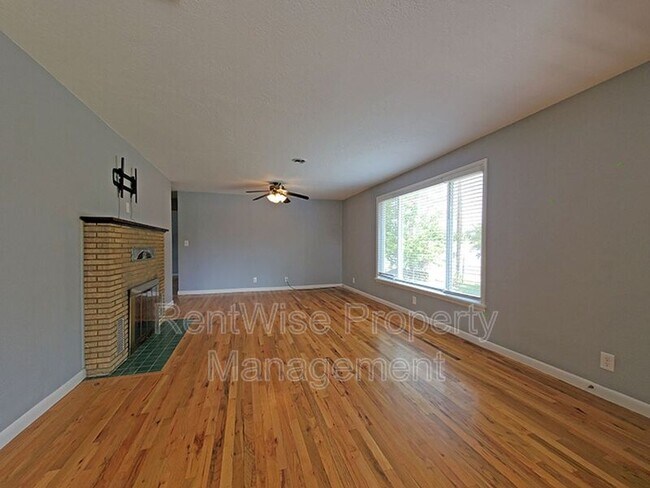 Building Photo - 1139 N Shamrock Ave